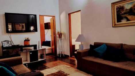 Sala ampla com tv 55 polegadas .