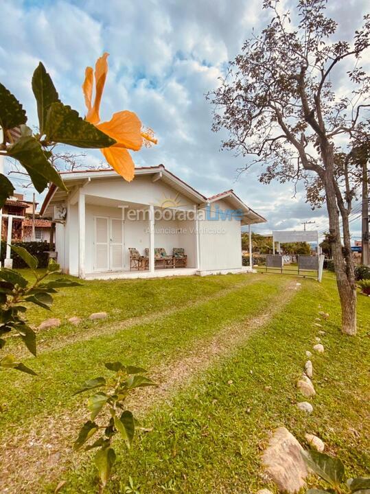 Casa para aluguel de temporada em Imbituba (Praia do Rosa)