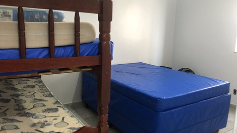 Quarto c/ cama de casal e beliche