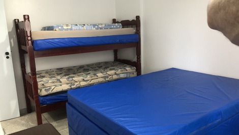 Quarto c/ cama de casal e beliche