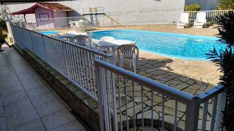 Cerca de proteção em volta de todo deck das piscinas