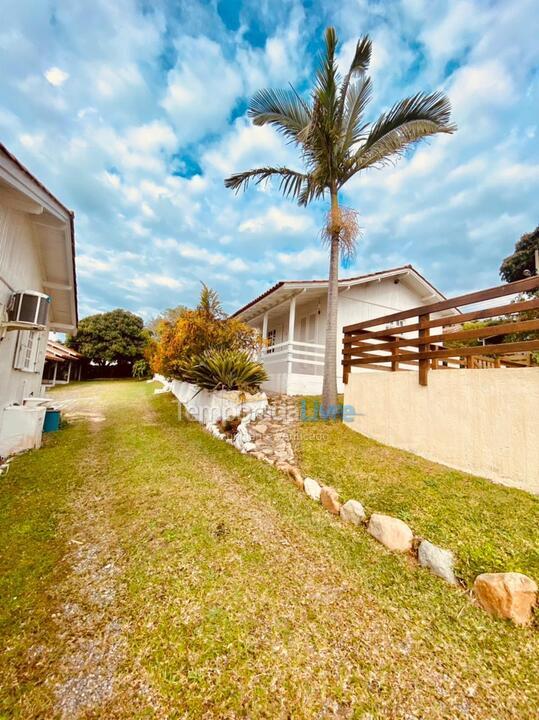 Casa para aluguel de temporada em Imbituba (Praia do Rosa)