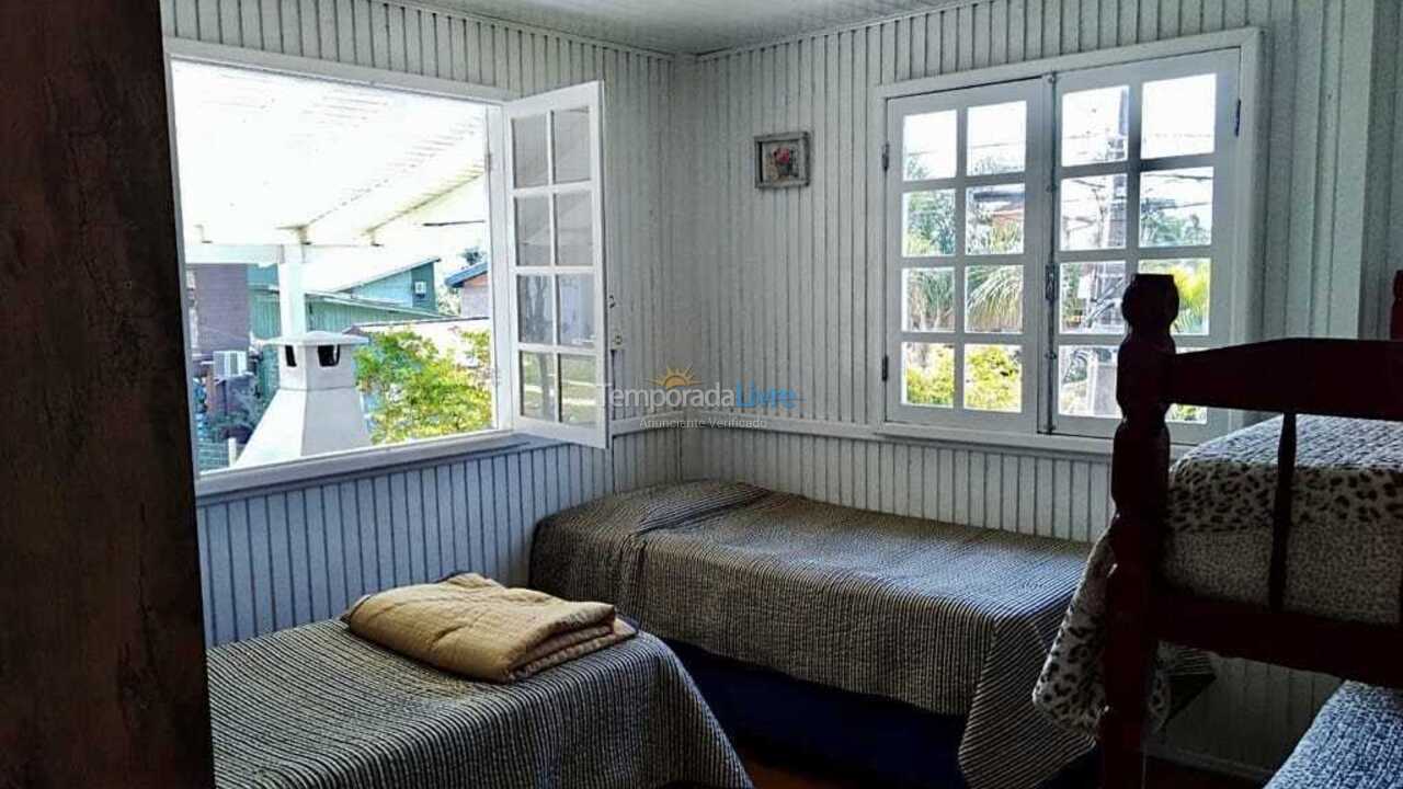 Casa para aluguel de temporada em Imbituba (Praia do Rosa)