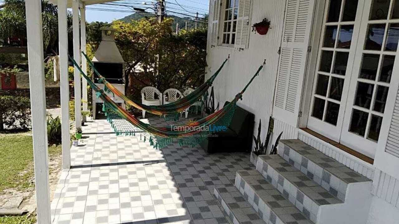 Casa para aluguel de temporada em Imbituba (Praia do Rosa)