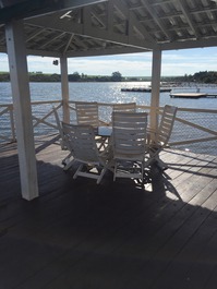 Tablado área coberta com cadeiras