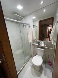 Segundo banheiro lavabo na sala ampla ,independente da cozinha e toda climatizada 