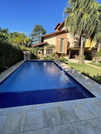 Piscina com deck em pedra