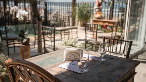 Casa de canoa (playa tombo) en la arena, cosa de película