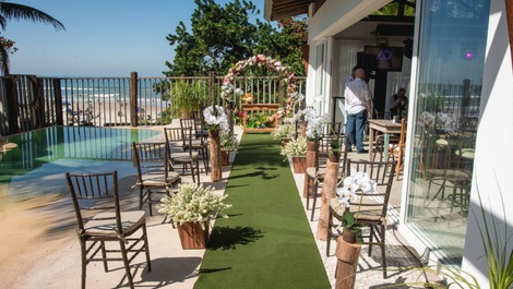 Casa de canoa (playa tombo) en la arena, cosa de película