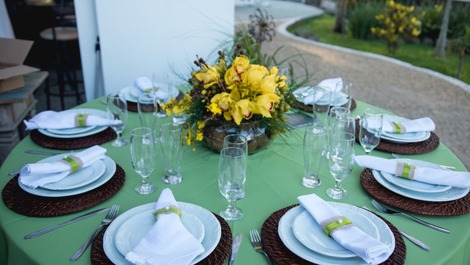 Casa de canoa (playa tombo) en la arena, cosa de película