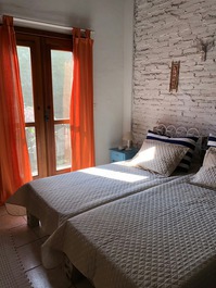 CASA EM CONDOMINIO - 4 SUITES