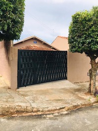 Frente da casa, garagem para 2 carros.