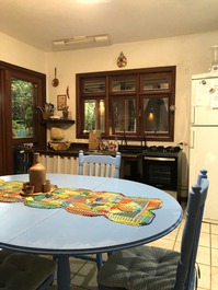 CASA EM CONDOMINIO - 4 SUITES