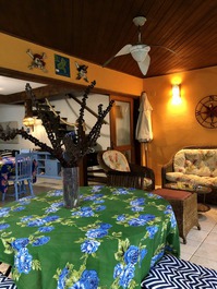 CASA EM CONDOMINIO - 4 SUITES