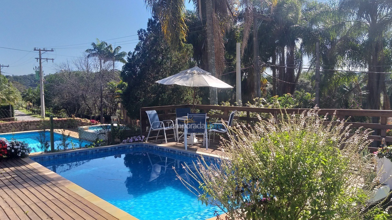 Casa para aluguel de temporada em Ibiúna (Condomínio Colinas de Ibiúna)