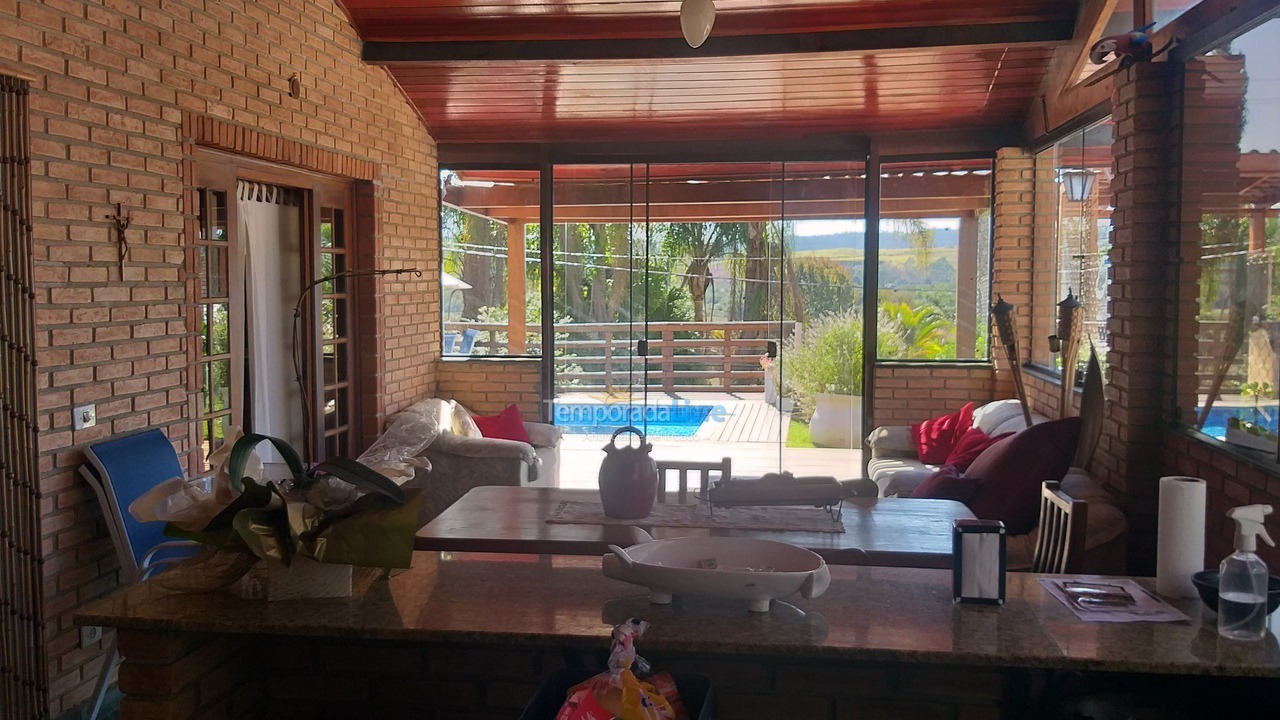 Casa para aluguel de temporada em Ibiúna (Condomínio Colinas de Ibiúna)