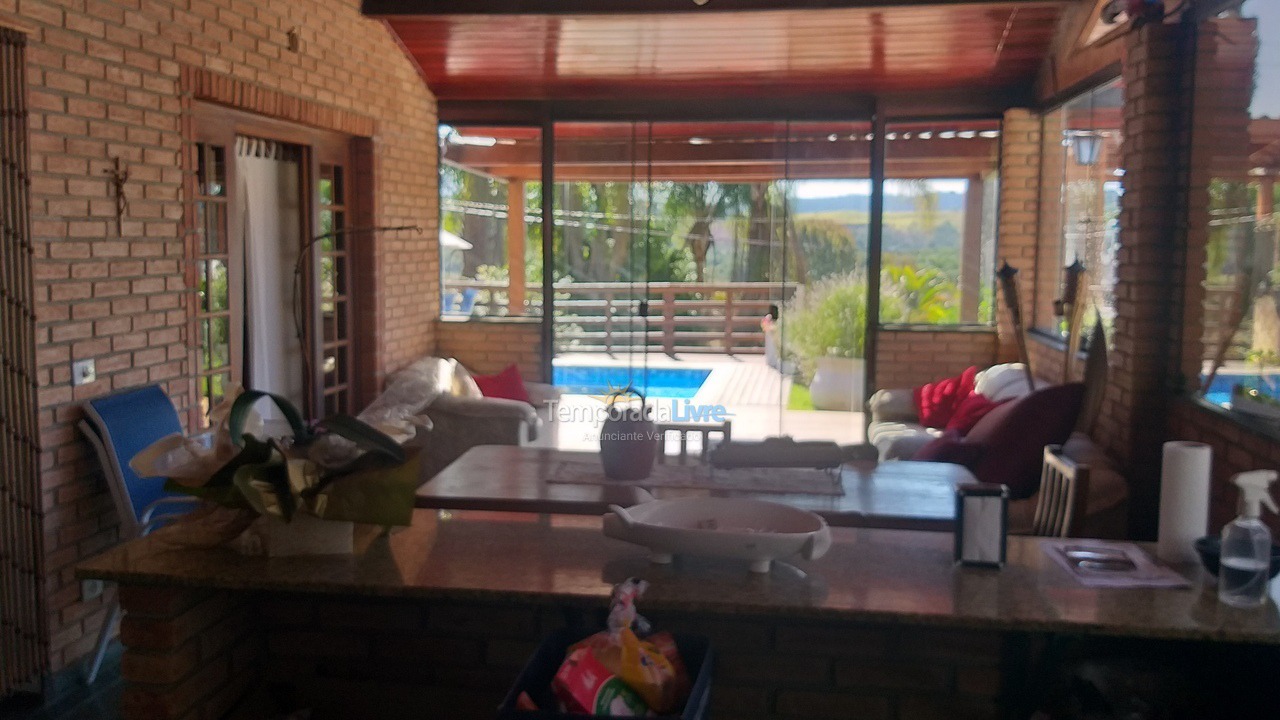 Casa para aluguel de temporada em Ibiúna (Condomínio Colinas de Ibiúna)