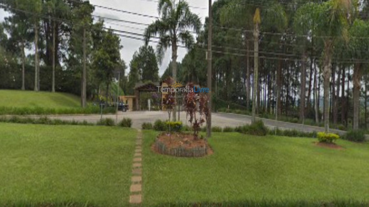 Casa para aluguel de temporada em Ibiúna (Condomínio Colinas de Ibiúna)