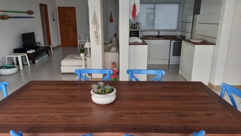 Sala de tv e cozinha