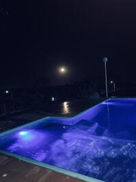 Piscina a noite 