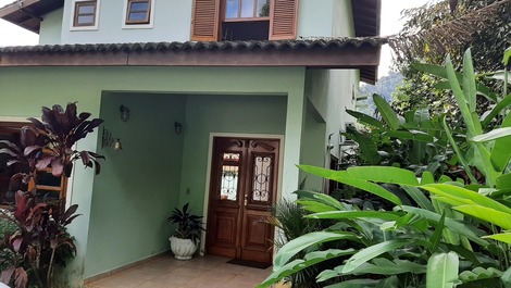 Fachada com entrada principal