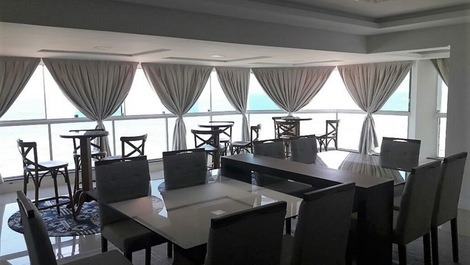 Sala com 3 ambientes com tv, churrasueira e wi-fi