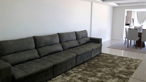 Sala com 3 ambientes com tv, churrasueira e wi-fi