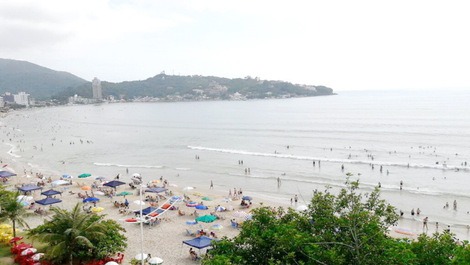 Vista da sala com 3 ambientes com tv e wi-fi