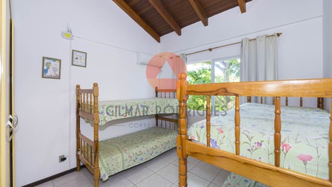 Apto com 2 dormitórios a poucos metros do mar