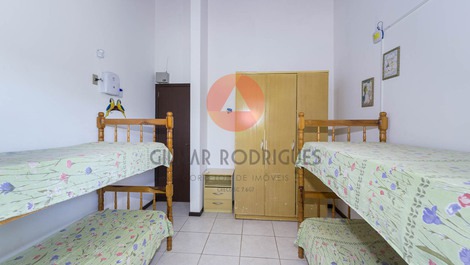 Apto com 2 dormitórios a poucos metros do mar