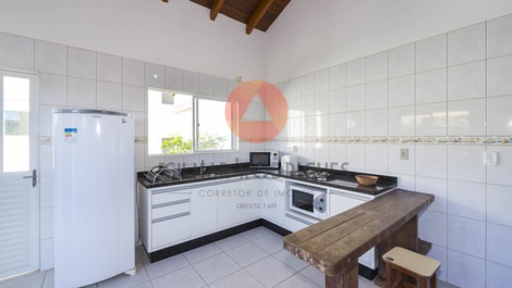 Apto com 2 dormitórios a poucos metros do mar