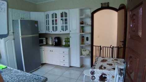 "Casa inteira em Itanhaém, 4 quartos e garagem"