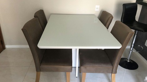 Mesa com 4 cadeiras