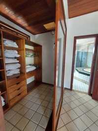 Excelente casa para temporada com 06 quartos com ar