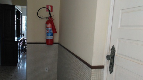 Corredor que dá acesso ao apartamento no primeiro andar.