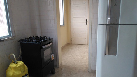  cozinha e saída para o corredor do apartamento.