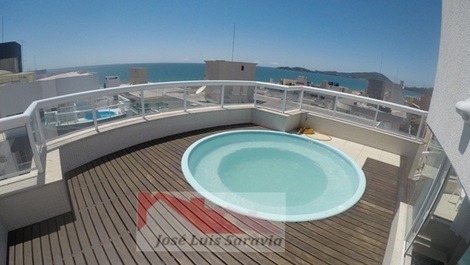 Espectacular ático con vista parcial al mar, con 3 suites, 5 baños!