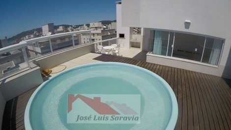 Espectacular ático con vista parcial al mar, con 3 suites, 5 baños!