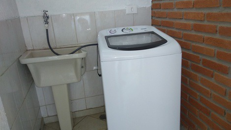 Lavanderia com maquina consul