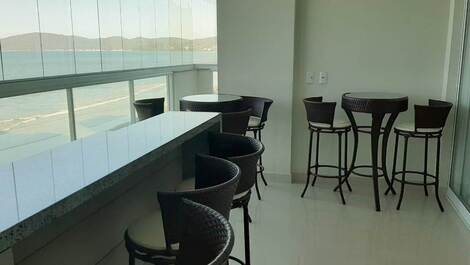 Apartamento 04 suítes de frente para o mar