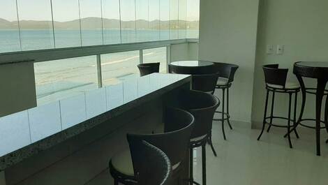 Apartamento 04 suítes de frente para o mar