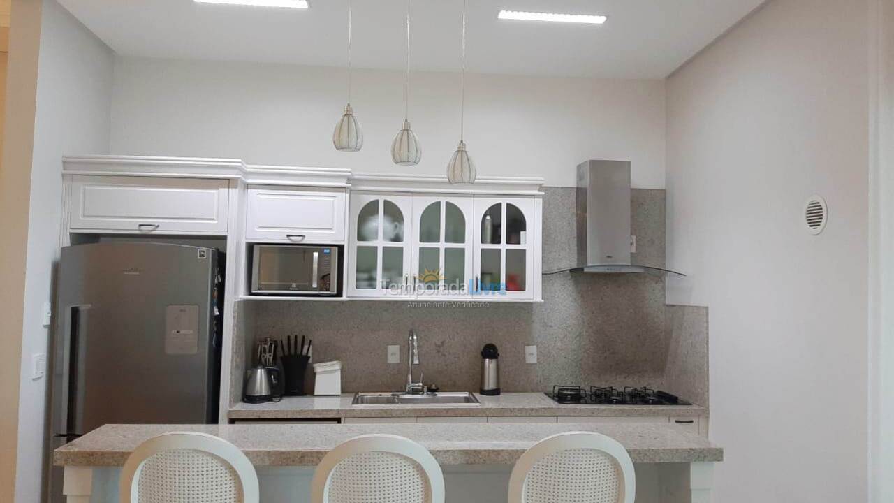 Apartamento para aluguel de temporada em Itapema (Meia Praia)