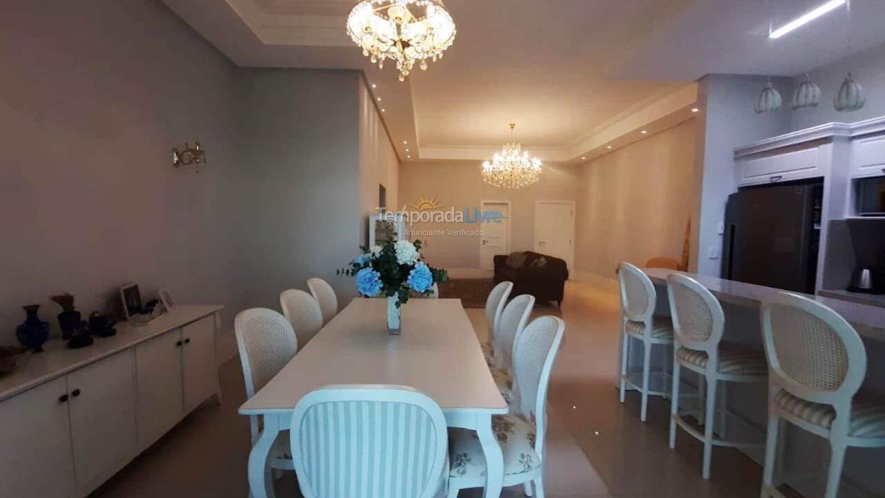 Apartamento para aluguel de temporada em Itapema (Meia Praia)