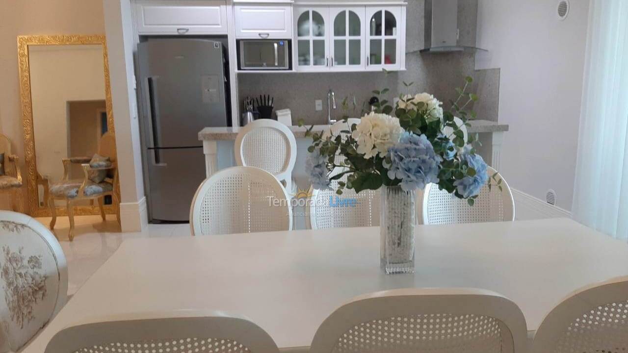 Apartamento para aluguel de temporada em Itapema (Meia Praia)