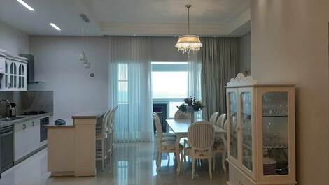 Apartamento 04 suítes de frente para o mar