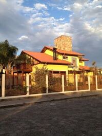 Casa a 400 Mts da Praia Barra da Lagoa - ALUGUEL POR TEMPORADA