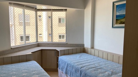 Quarto com duas camas de solteiro 