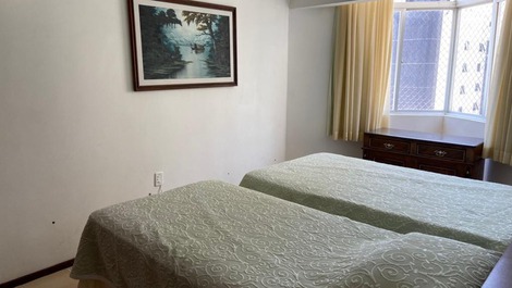 Suíte 1 com uma cama viúvo e uma de solteiro 