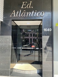 Apto 2 dormitórios com Wi-Fi e ar condicionado