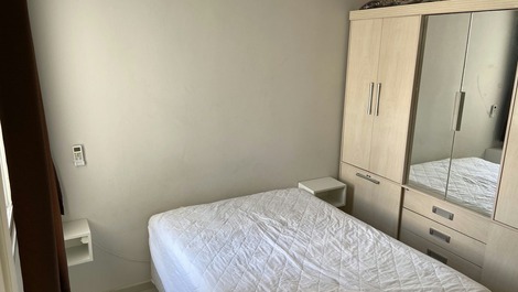 Apto 2 dormitórios com Wi-Fi e ar condicionado